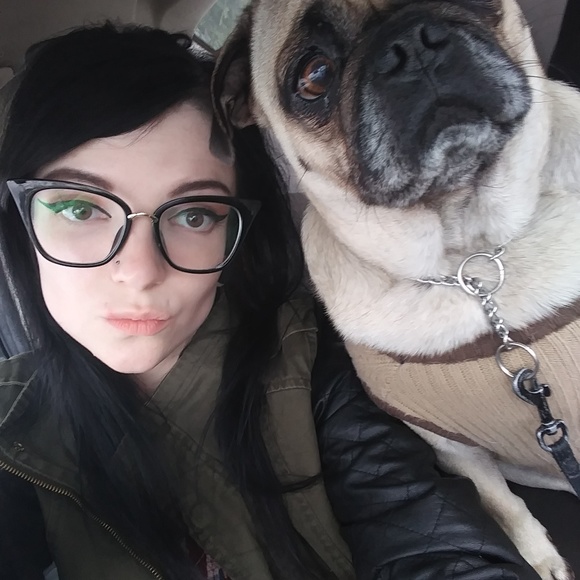 Meet your Posher, Cassandra - Picture 3 of 5